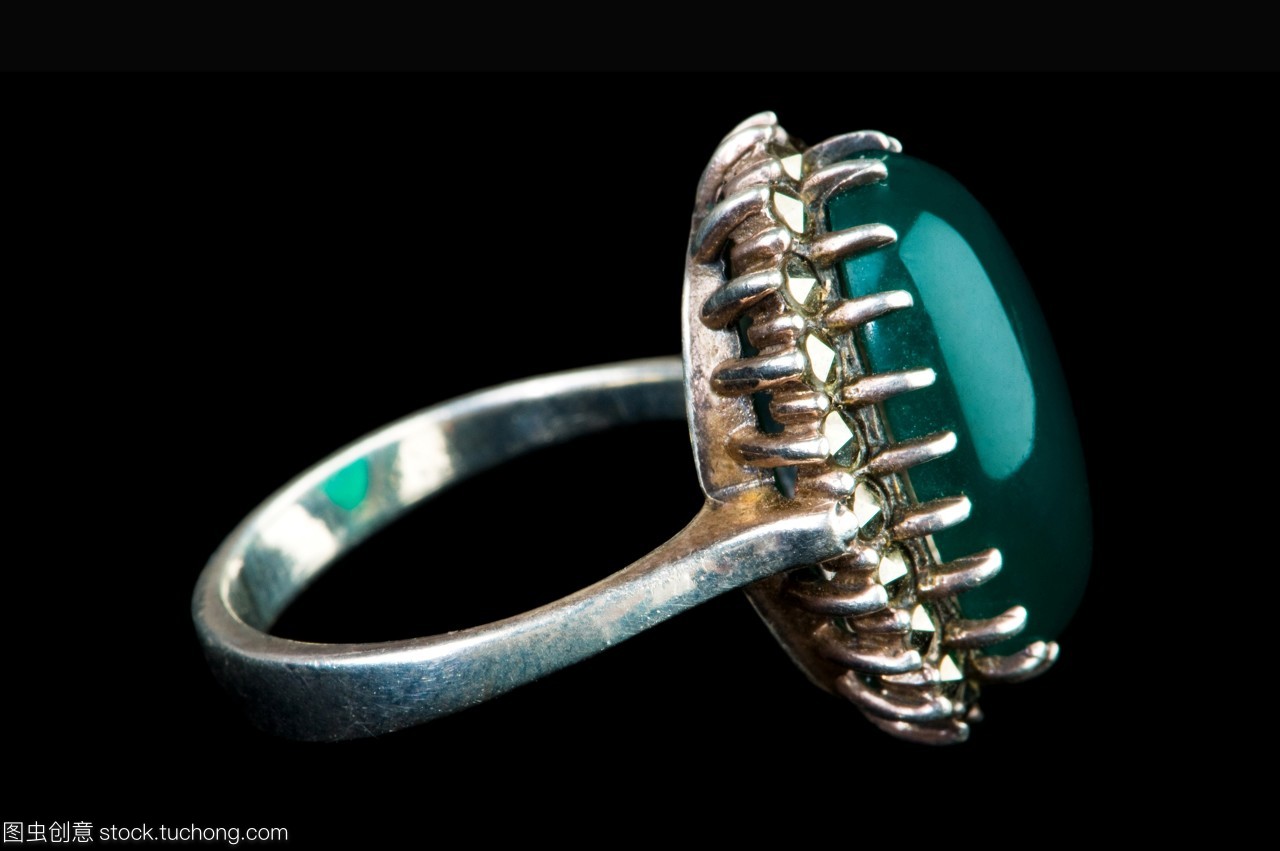 饰物,戒指,圈,配件,奢侈品,豪华,奢侈,细软,垂饰,零件,豪侈,侈靡,奢靡,铂金,华侈,金属,发亮,珍贵,纯银,布景,抠像,石头,白金,背景,丽人,黄铜,秀丽,胸针,黄铜制品,美,装饰,风尚,金,装点,钻石,时尚,单独孤立,孤立,流行,孤立单独的,黑色,玄色,黄金,葡萄酒酿造,宝石,切,黑,琼浆,美丽,白银,配景,金色,皎白,白,白色,发光,银,孤单,金黄,首饰,珠宝,贵重物品,俏丽