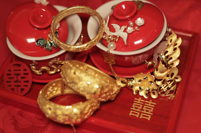 央行新规8月1日落地:拿现金买黄金、宝石超10万元要上报!